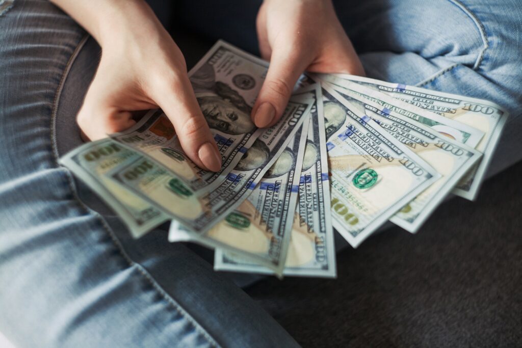 make money while traveling