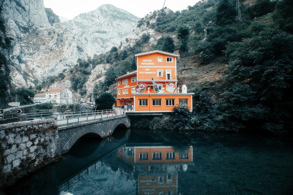 cheap accommodation while traveling